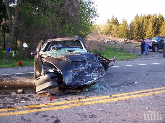 Пореден кошмар на пътя! 20-годишен младеж с БМВ влетя в насрещното с бясна скорост, загуби контрол и загина