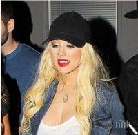 Агилера се подиграва с Бритни Спиърс, Лейди Гага и Майли Сайръс