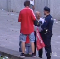 Жестоко! Полицай преби с палка футболен фен пред очите на сина му (видео 18+)