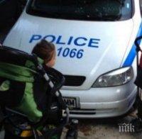 Разгневени майки снимат неправилно паркирали полицаи