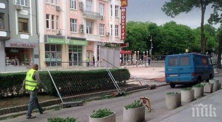 бурен вятър вилнее варна падна ограда центъра минувачи разминаха косъм снимки