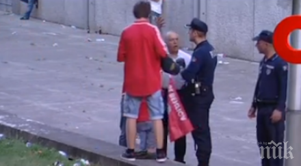 жестоко полицай преби палка футболен фен очите сина видео