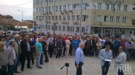 подкрепящи петричкия кмет организираха контрапротест