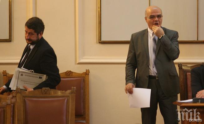 Бакалов обещал да предаде архива на военното разузнаване