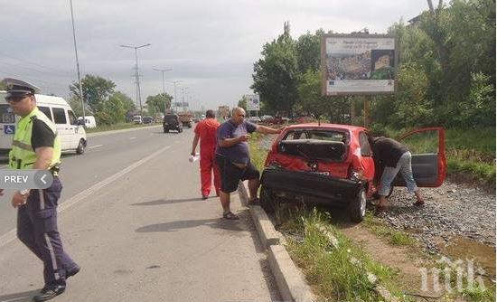 Камион Скания помете Опел Корса на бул.“Тодор Александров“ в Бургас, ранена е жена (снимки)