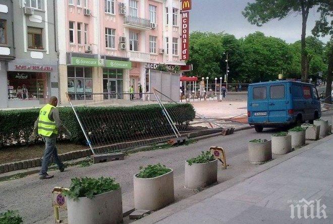 Бурен вятър вилнее във Варна! Падна ограда в центъра, минувачи се разминаха на косъм (снимки)