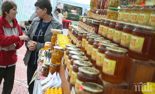 На етикетите на меда вече ще се посочва страната, в която е добит