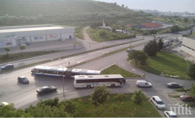 Автобус и кола се сблъскаха във Варна (снимки)