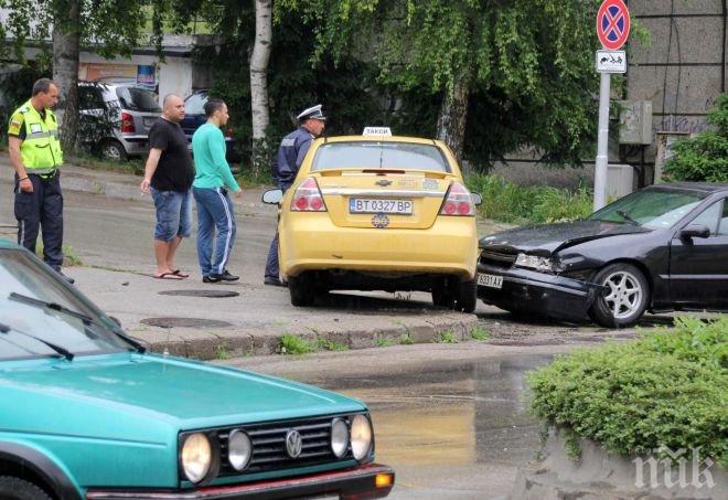 Такси и Опел се удариха във Велико Търново заради хлъзгавия път (снимки)