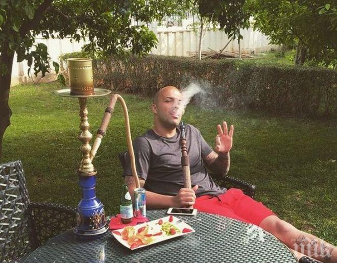 Грандоман! Ники Михайлов гравира инициалите си на салфетки (снимка)