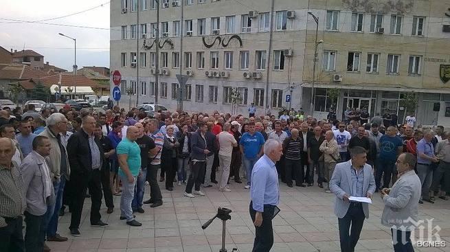 Подкрепящи петричкия кмет организираха контрапротест