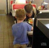 5 годишно момче видя бездомник. Когато детето направи това, целият ресторант се развълнува!