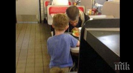 годишно момче видя бездомник детето направи целият ресторант развълнува