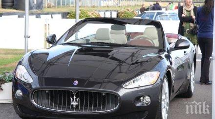 британската полиция арестува незаконни имигранти скрити багажници автомобили мазерати