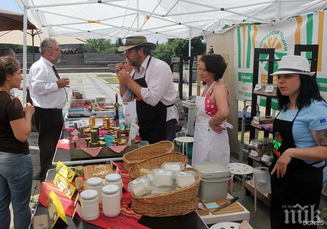 Изложението Зелени дни приканват с родно мляко, мед, сирене и зеленчуци