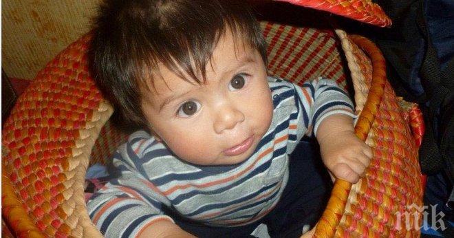 Сладки невинни деца, които правят неуспешни опити да се скрият