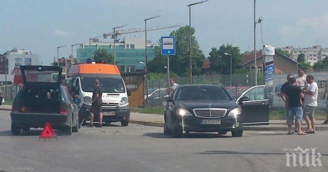 ПЪРВО в ПИК! Мерцедес S-класа мина на червено и отнесе друг мерцедес насред София! Иван Гулията в епицентъра на катастрофата!