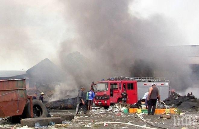 Вижте ексклузивни кадри от горящия завод край Средец, който се срути! (видео)