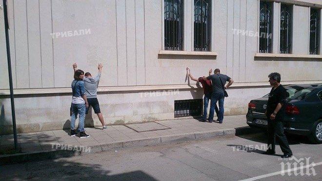 Зрелищен арест пред банка „ДСК“ във Враца (снимки)