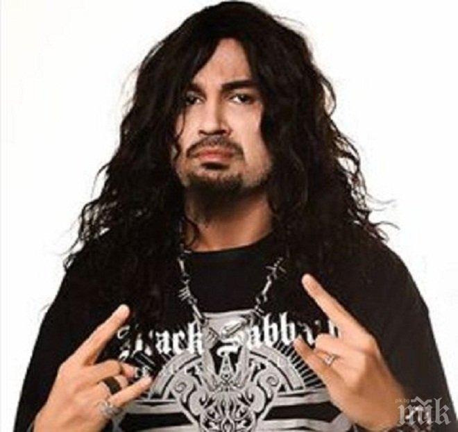 Лакомия в Като две капки вода! Азис се мазни на екипа преди финала - натъпка ги с домашна баница (снимка)