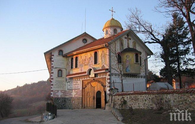 Чудо в Клисурския манастир! Икона на Кирил и Методий цери безплодие