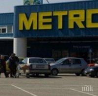 „Мерцедес” блъсна тежко пешеходец пред „Метро”! Автомобилът е с натрошено стъкло