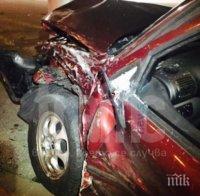 ЕКСКЛУЗИВНО! Тежка катастрофа! Сеат мина на червено – блъсна се в БМВ и се заби в стълб! Ето какво стана с шофьора! (снимки)