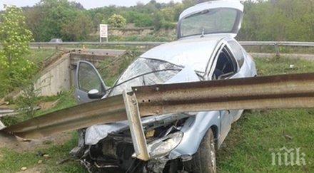 адски сблъсък сандански четирима ранени сред тях деца сеат спрял стоп