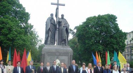 върви народе възродени звуча паметника светите братя кирил методий москва