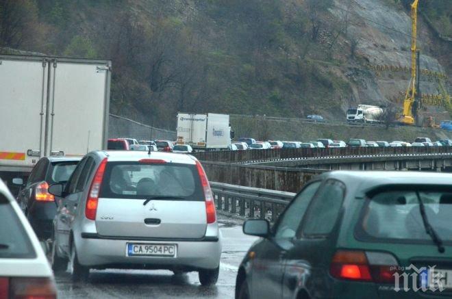 Движението при 33 км на автомагистрала Хемус в посока от София към Ботевград е затруднено