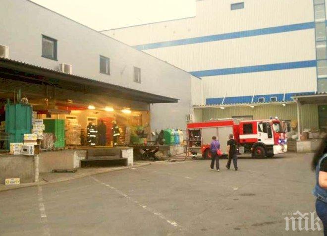 ИЗВЪНРЕДНО! Гори БИЛЛА в Бургас, три пожарни се борят с пламъците