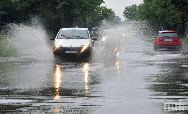 Наводнения затвориха пътя Ботево - Вълчедръм