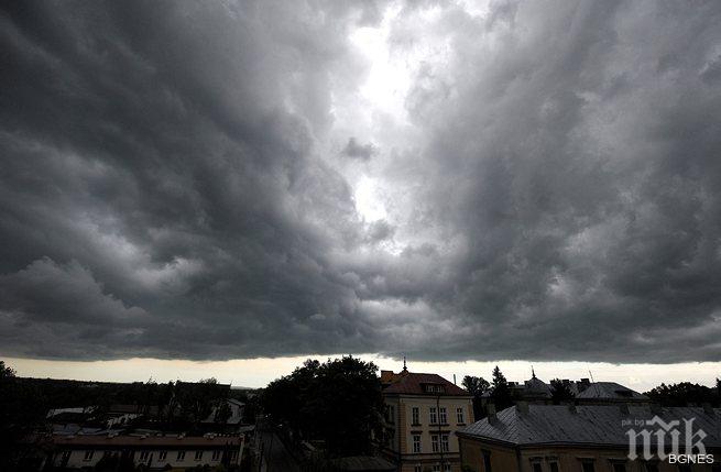 Синоптиците от БАН: Времето внезапно застудява! Задават се нови гръмотевици и опасни градушки!