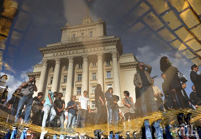 Борят корупцията с проверки на любовниците на политиците и екскурзиите до Африка и Азия