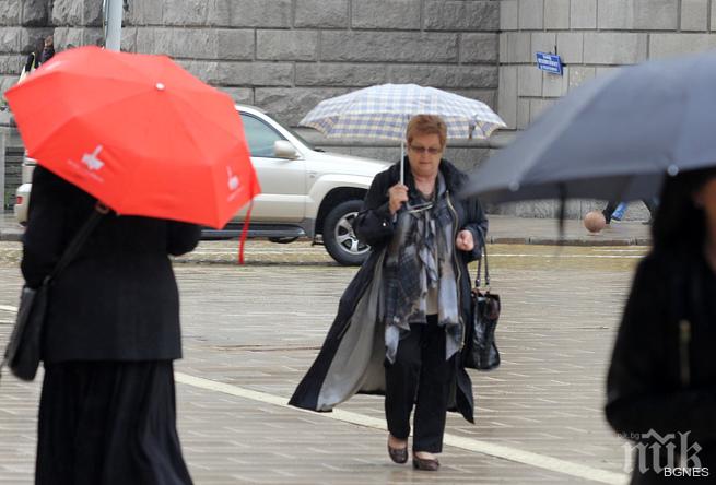 Синоптици от БАН: Утре ще ни тормози не само дъжд, но и градушки! Бъдете много внимателни!