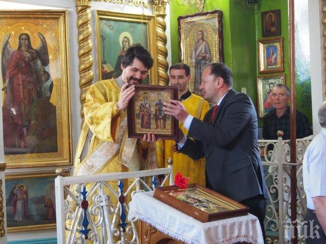 Миков дари икона на българите в Молдова