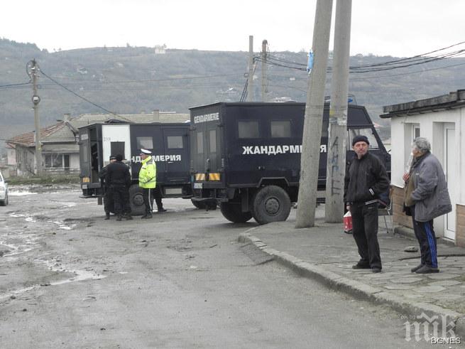 Нови подробности! Военно положение. Трима ранени в Гърмен, викат жандармерията