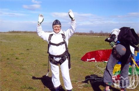 80-годишната Пенка Балева пак скочи с парашут
