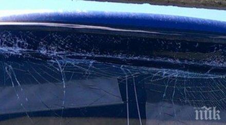 шок автобус вози пътници счупено предно стъкло