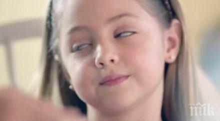 един баща храни своята малка дъщеря всичко променя