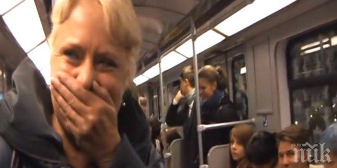 Тази жена се намира в метрото, заради нея целият вагон избухна  в смях. Причината? Невероятно!

