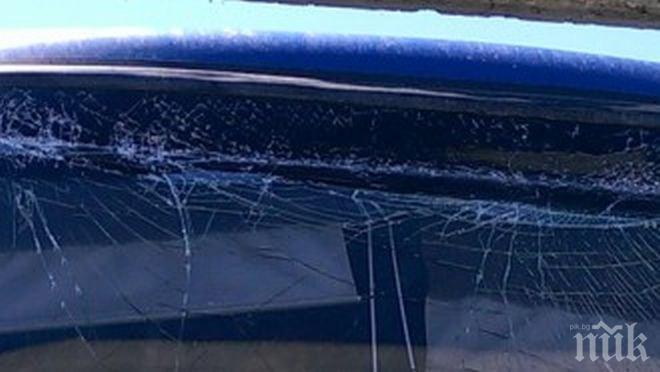 Шок! Автобус вози пътници със счупено предно стъкло