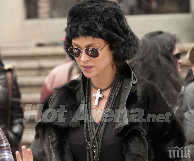 Мая Илиева си татуира кръст с детелинки на врата (вижте какво символизират)