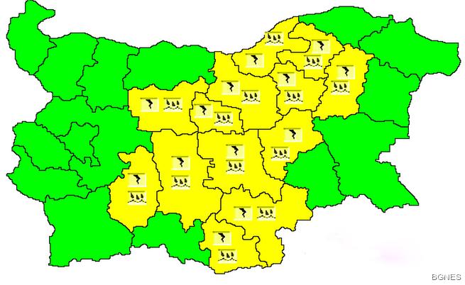 Внимание! Гръмотевични бури и валежи в 13 области на България