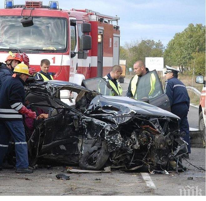 Щети за 20 бона след катастрофа между три коли на пътя Варна – Бургас
