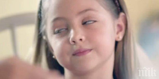 Един баща храни своята малка дъщеря. След това? Всичко се променя!