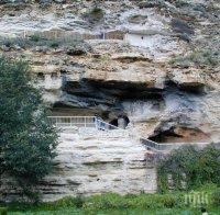 Манастир край Варна се руши