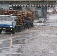 Броят на загиналите в наводненията в САЩ достигна 21 души