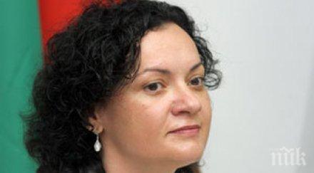 радост министър ивелина василева изпрати абитуриeнтка вижте красивата дъщеря снимка