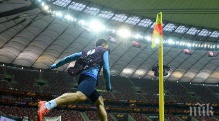 пускат покрива стадиона варшава лее дъжд финала